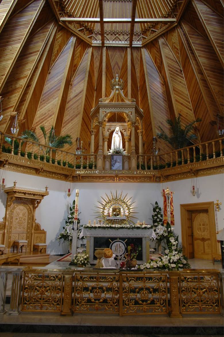 Przepięknie zdobione prezbiterium z rozświetlonym tabernakulum