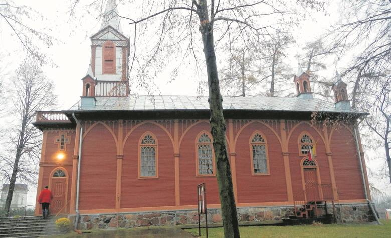 Parafialny kościół pw. Wniebowzięcia Najświętszej Marii Panny w Krzywosądzy to przykład stylowego budownictwa drewnianego.