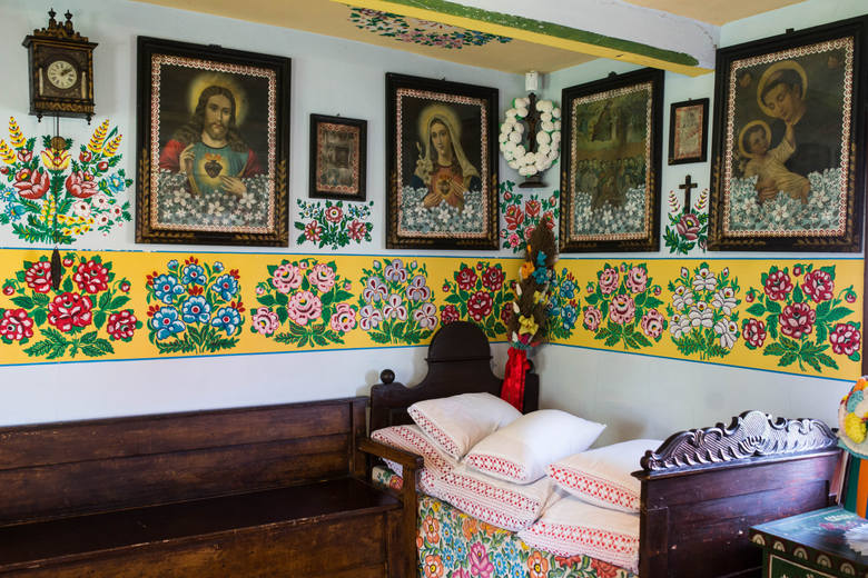 Zdobiona kwiatowymi wzorami izba w domu Felicji Curyłowej