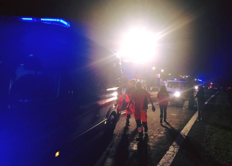 Tragiczny wypadek w Leszczawie Dolnej. Autokar, którym podróżowały 54 osoby stoczył się ze skarpy. Zginęły trzy osoby. Zdjęcia z miejsca wypadku.