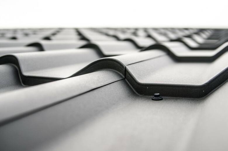Podczas wymiany pokrycia dachu trzeba sprawdzić stan więźby dachowej.