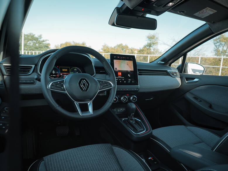 Hybrydowe Renault Clio w wersji hybrydowej E-Tech jest zwrotne, dynamiczne, przyjemne w prowadzeniu, komfortowe i niezwykle oszczędne. Czy drogie? Drogie,