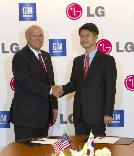 Dan Akerson (GM) i Juno Cho (LG Corp),  Fot: GM