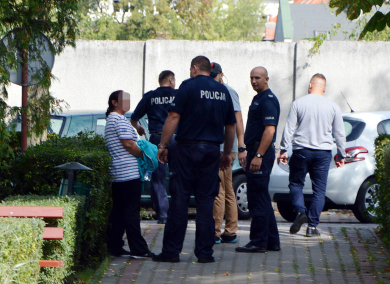 Funkcjonariusze Komendy Powiatowej Policji w Łowiczu w piątek (13 września) otrzymali informację, że w bloku na osiedlu Starzyńskiego matka zamknęła się w mieszkaniu z małym dzieckiem, do którego nie miała prawa opieki.
