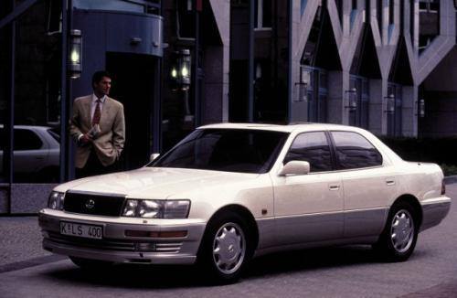 Fot. Lexus: Pierwszy model Lexusa LS 400 - 1991 r. – technicznie perfekcyjny i ... niezbyt ładny. Sprzedano tylko 2000 tych aut.