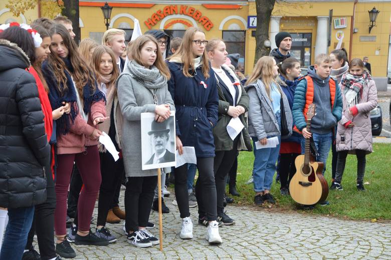 Patriotyczny marsz uczniów szkół pijarskich w Łowiczu [ZDJĘCIA]