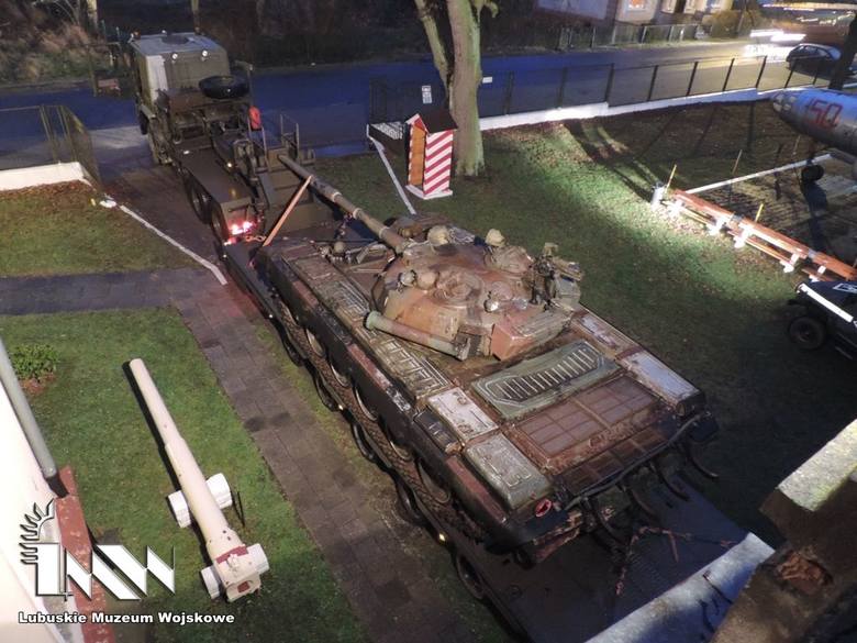 Czołg średni T-72 to nowy nabytek Muzeum Wojskowego. Trudną akcję logistyczną  zwłaszcza na terenie drzonowskiego parku profesjonalnie przeprowadzili żołnierze z 52. Batalionu Remontowego “Ziemi Człuchowskiej”.