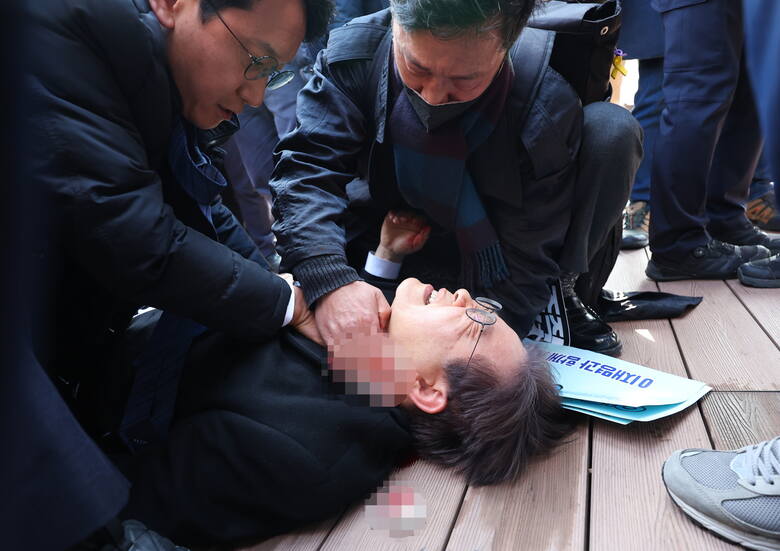 Lider Partii Demokratycznej Korei Południowej Lee Jae-myung został zaatakowany nożem.