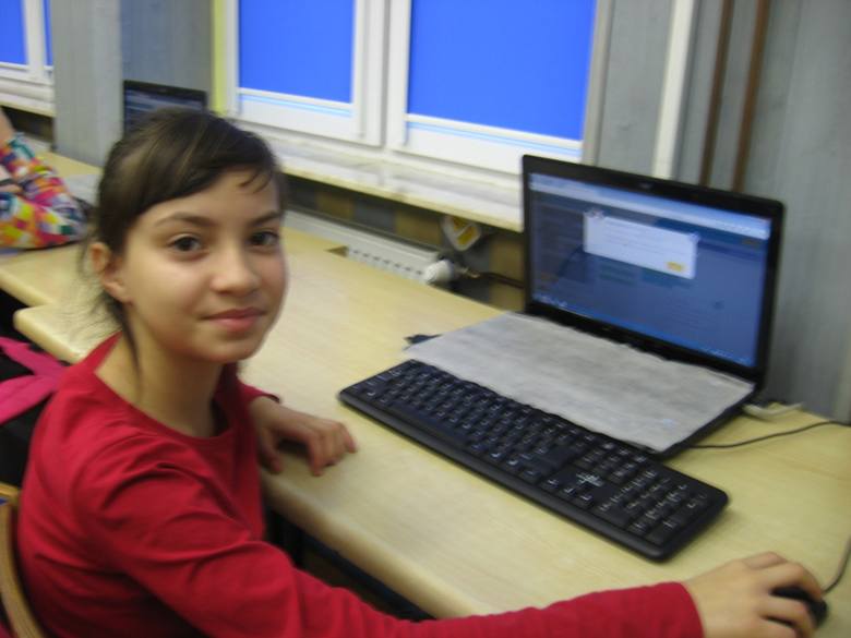 W Szkole Podstawowej nr 1 w Otyniu zastaliśmy uczniów 1a i 5b podczas ,,godziny kodowania”. Młodsi już pracowali w programie Scratch, a starsi kreowali własne wersje poziomów gry Mine Kraft.