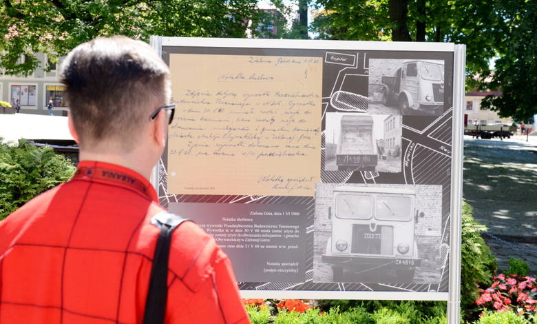 Fragmenty historii miasta na zdjęciach z IPN-u, które stworzyły wystawę pokazywaną przed budynkiem Filharmonii Zielonogórskiej.