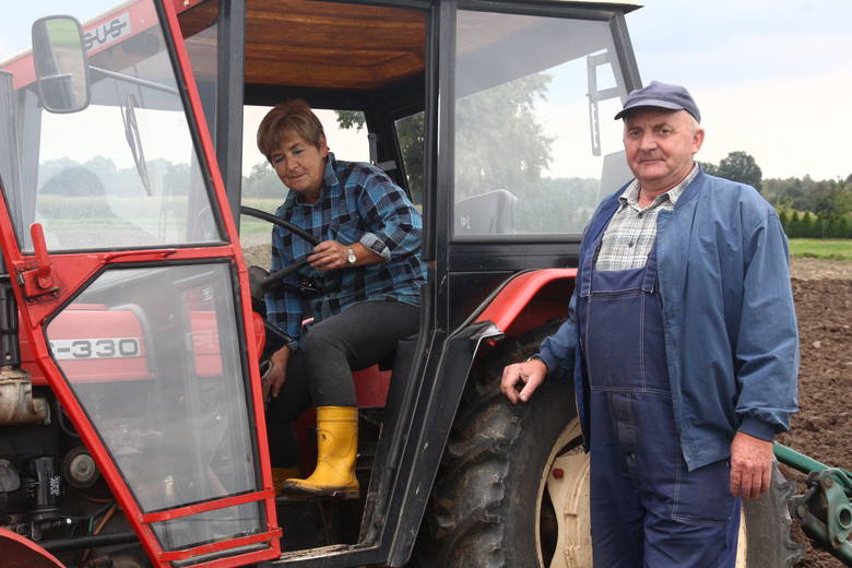 Pani Inga żadnej pracy się nie boi - nawet jeździ traktorem!