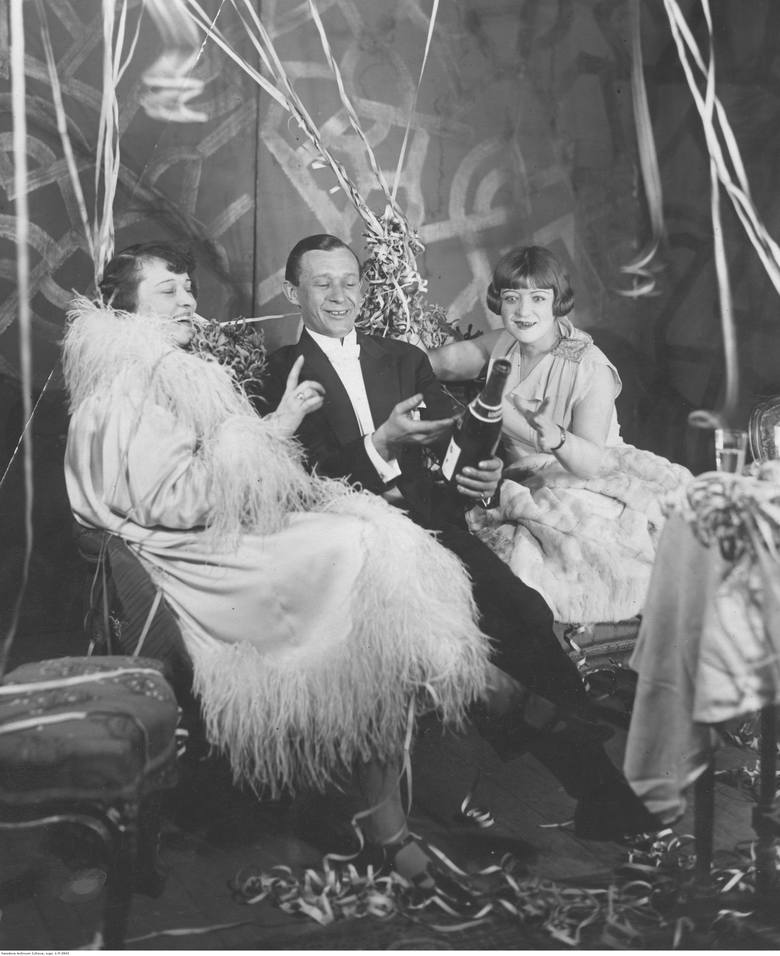 Bal sylwestrowy 1926/1927Grupa uczestników zabawy sylwestrowej. Widoczni m.in.: aktorka Kazimiera Niewiarowska (z prawej), tancerka Lucyna Messal i aktor