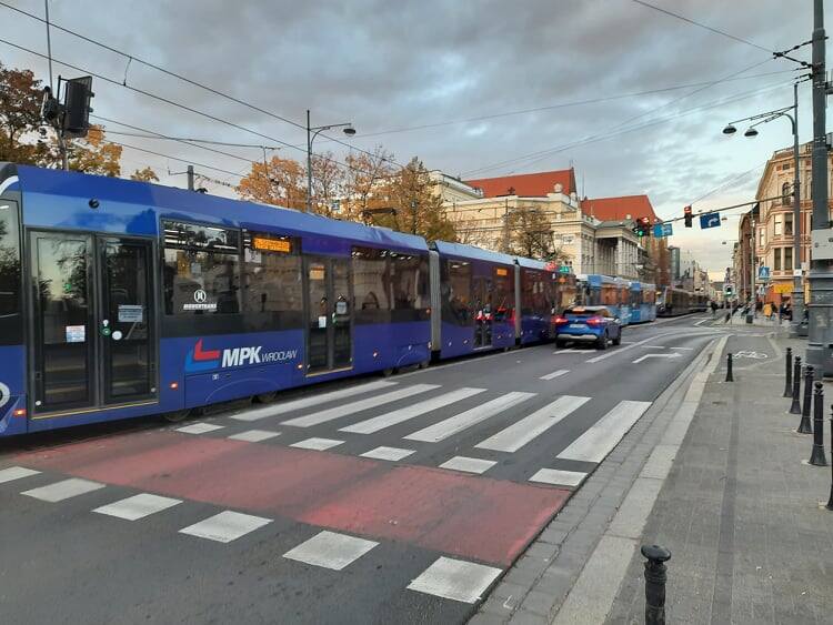 Sznur tramwajów stoi na ul. Podwale, świdnickiej i Piłsudskiego we Wrocławiu