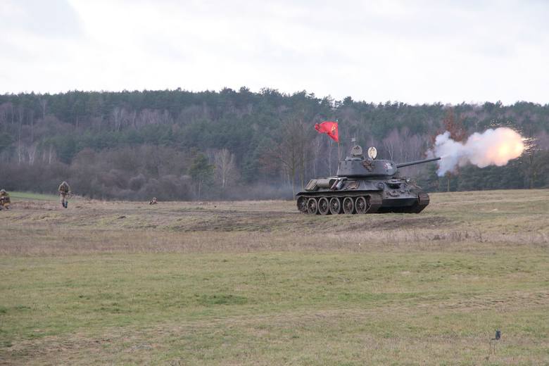 Inscenizacja batalistyczna z eksplozjami i szturmem czołgu T-34 była najbardziej widowiskową częścią XIII Rajdu Karabanowa, który odbył się w niedzielę, 31 stycznia, w Pniewie koło Międzyrzecza.