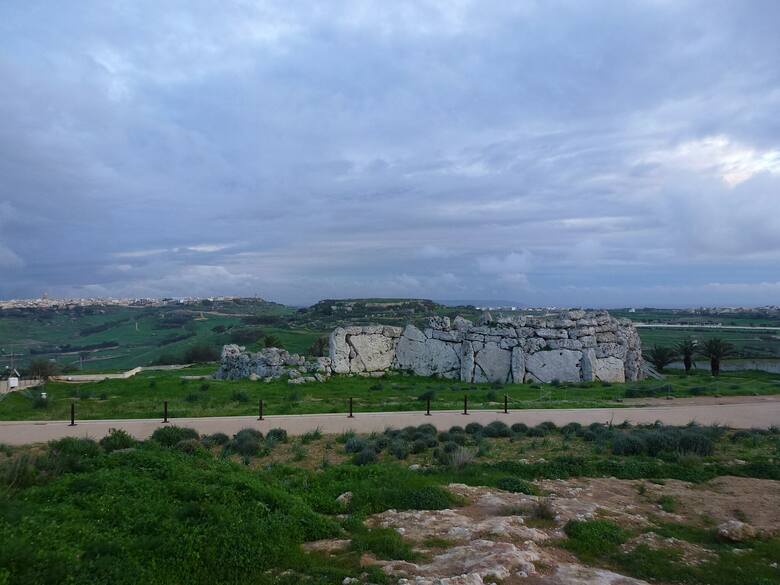 Widok na megalityczne świątynie na Wyspie Gozo