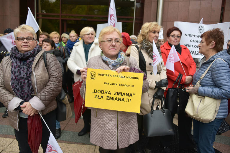 W poniedziałek w 17 miastach Polski odbyły się protesty Związku Nauczycielstwa Polskiego przeciwko wprowadzenia nowej reformy w edukacji.<br /> <br /> W Białymstoku pikietujący zebrali się przed urzędem wojewódzkim.<br /> <br /> W proteście wzięli udział nauczyciele, rodzice, samorządowcy i...
