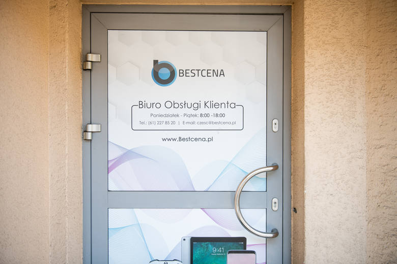 Bestcena.pl ma swoje biuro obsługi w Poznaniu. Jednak kiedy udaliśmy się na miejsce w środę, 5 lutego po godz. 10 - drzwi były zamknięte. Nie działa także infolinia.