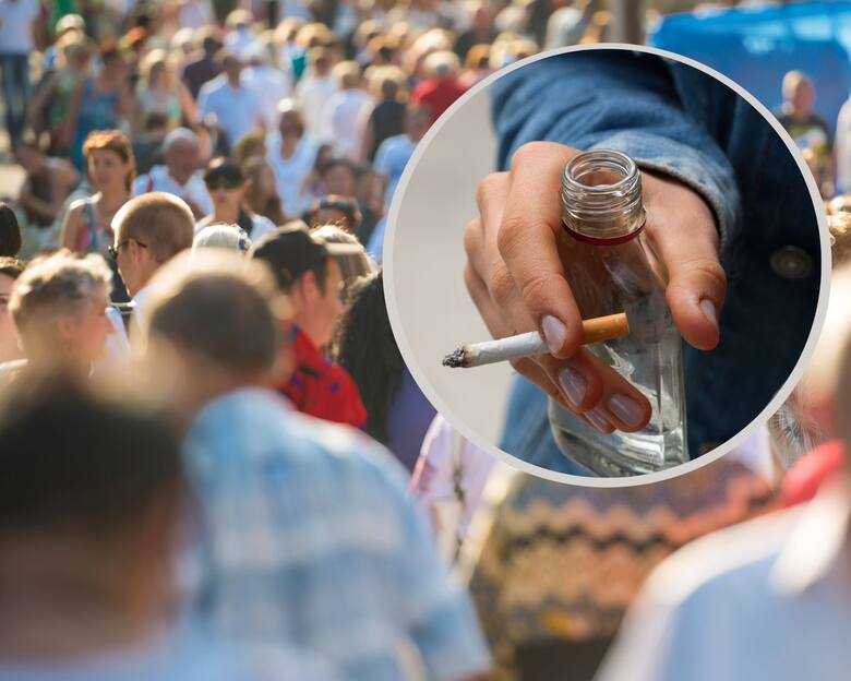 Tłum ludzi, picie i palenie tytoniu