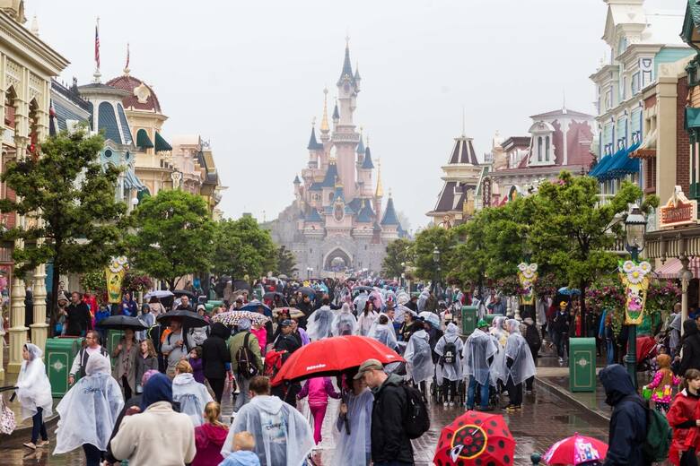 Disneyland pod Paryżem to drugi na świecie (po tokijskim) park Disney’a, otwarty poza USA i zarazem najczęściej odwiedzany park rozrywki w Europie. Oferuje