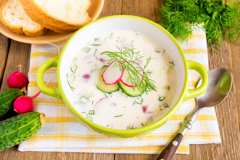Bazą chłodników najczęściej jest maślanka, kefir, zsiadłe mleko lub jogurt naturalny ewentualnie grecki.