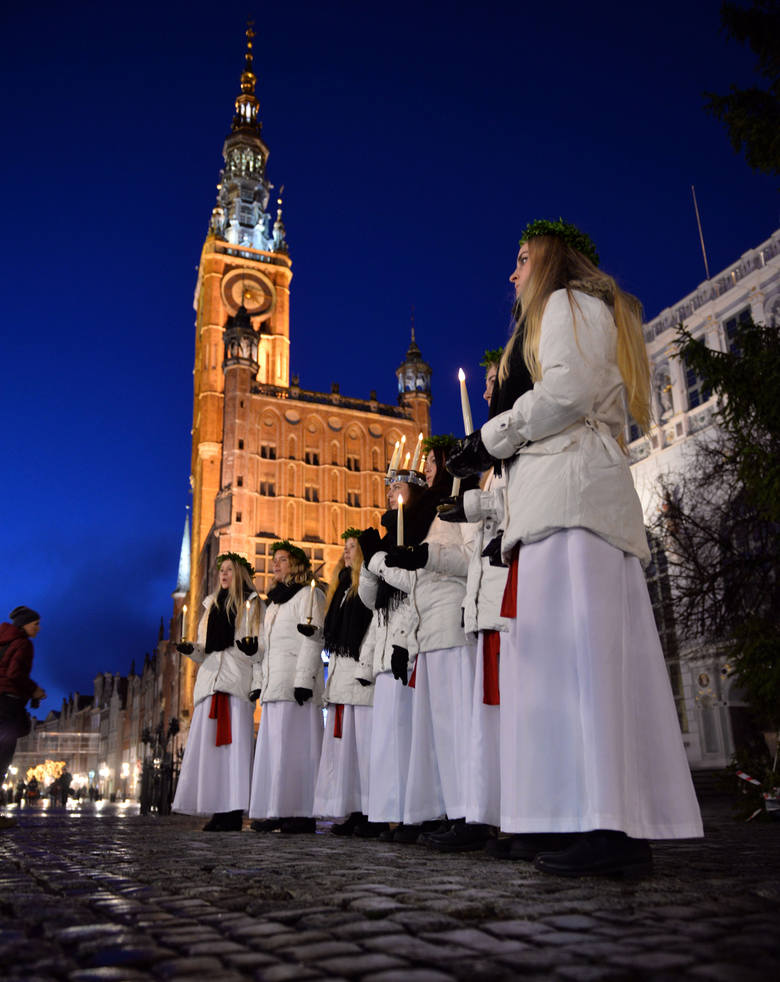 Od 1992 roku do Gdańska przyjeżdża co roku Orszak św. Łucji ( zobacz zdj. archiwalne z poprzednich występów).  Początkowo,  do Gdańska przybywały małe