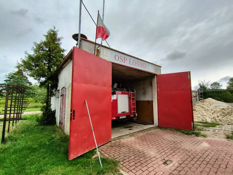 Do tej pory strażacy z OSP Łośno mieli do dyspozycji stary, ciasny, wysłużony garaż z przeciekającym dachem.