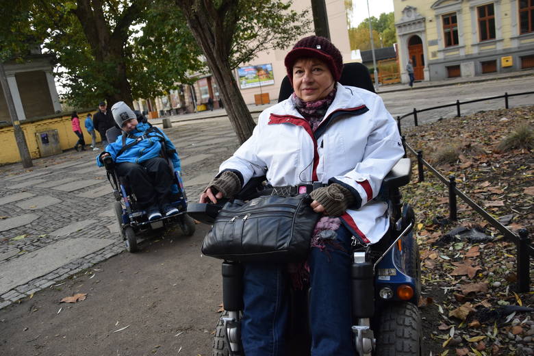 Teresa Pruska Kołodziej i Patryk Nisiewicz to nieliczni z ponad 1 tys. gorzowian na wózkach, którzy decydują się wyjeżdżać z domu swym pojazdem.