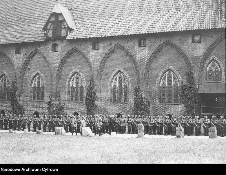 <strong>Malbork, 1930</strong><br /> <br /> Uroczystości w Malborku ku czci Zakonu Krzyżackiego. Malbork w plebiscycie w 1920 roku opowiedział się za przynależnością do Niemiec.<br />  <br />  