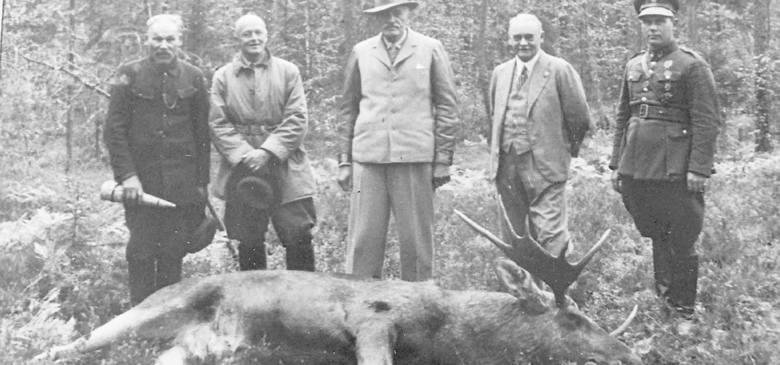 1936 r. Włodzimierz Korsak (drugi z lewej) podczas polowania z prezydentem Mościckim