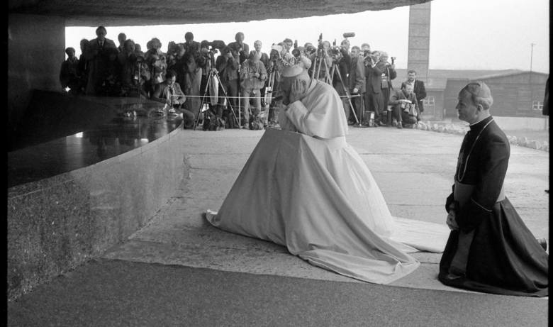 9 czerwca 1987 roku, Jan Paweł II na terenie Państwowego Muzeum na Majdanku.