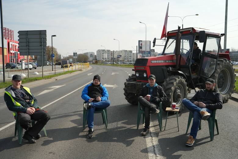 Tak wygląda protest rolników w Toruniu i Łysomicach. W Toruniu rondo przy CH Plaza ma być blokowane do godz. 18.