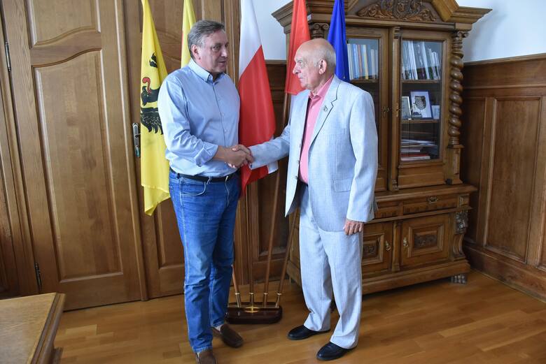 Burmistrz Człuchowa Ryszard Szybajło dziękuje Walerijowy Osipowowi z Odessy za zaangażowanie w promowanie działań Człuchowa na Ukrainie.