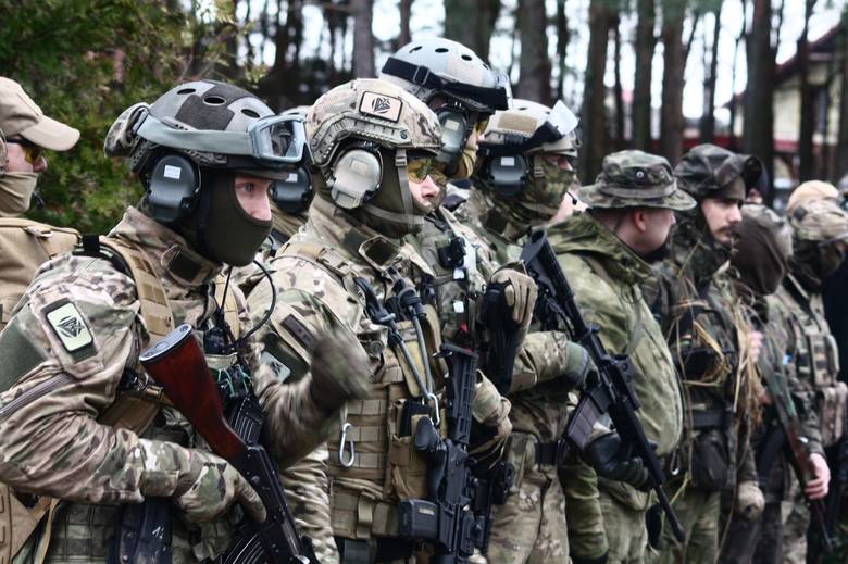 Ćwiczenia grup paramilitarnych pod Nową Solą.