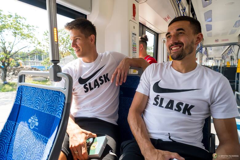 Śląsk - Lech. Piłkarze zapraszali na mecz w tramwaju. Zobacz zdjęcia