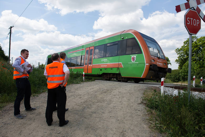 Państwowa komisja badania wypadków kolejowych bada przyczyny tragedii w Pniewitem.