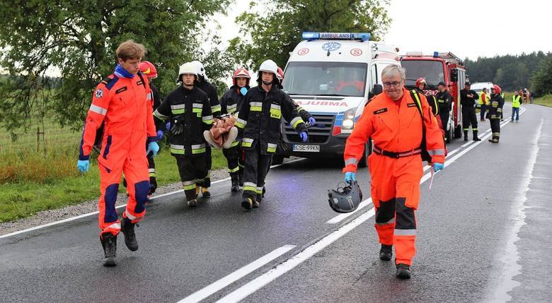 Najbardziej poszkodowane osoby zabrały śmigłowce do Bydgoszczy i Gdańska. Pięcioro trafiło do szpitali w Chojnicach i Więcborku. Przyczyny wypadku bada sępoleńska policja.