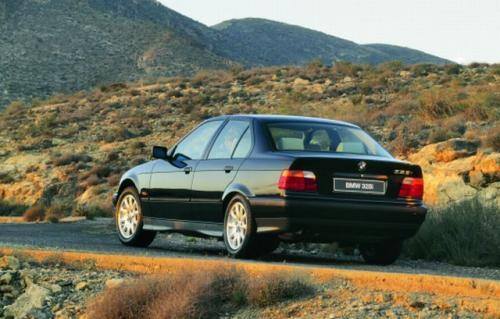 Fot. BMW: BMW serii 3 drugiej generacji (E 36) produkowano w latach 1990- 1998. Najpopularniejszą wersją nadwoziową dostępną na rynku aut używanych jest