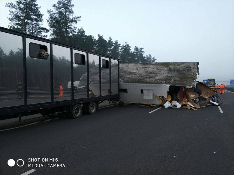 Wypadek na autostradzie A1: w gęstej mgle autobus pełen turystów wjechał w wóz cyrku Arena ze zwierzętami