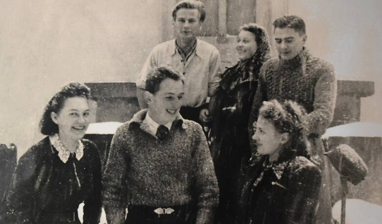LutyWisła, 1941 rok. Mieszkańcy Brzeszcz: z przodu od lewej: Bogusława Wieczorek, Bogdan Chmielewski, Stefania Ćmielówna; z tyłu od lewej: Edward Hałoń,