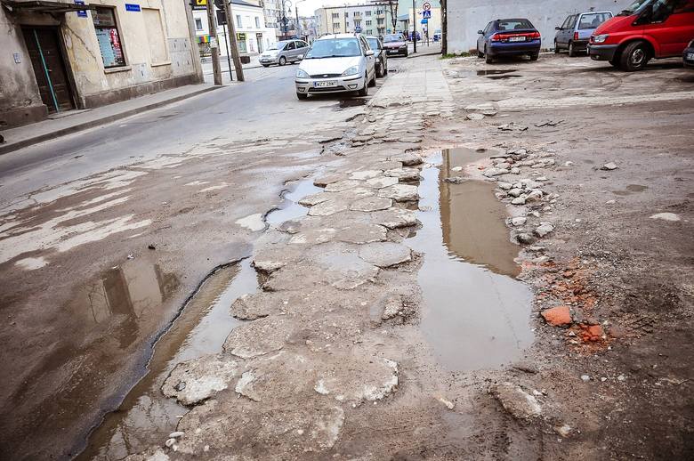 KIT - fragment chodnika w centrum Skierniewic od lat nie może doczekać na remont