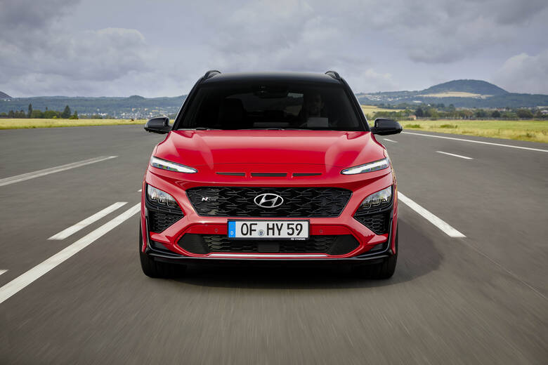 Hyundai Kona Zmiany designu nadają nowego sportowego wyglądu, w szczególności w zupełnie nowej wersji N Line. Po za tym model Kona posiada teraz zmodernizowaną