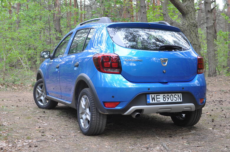 Dacia Sandero StepwaySandero Stepway występuje tylko w jednej wersji wyposażenia Laureate. W standardzie otrzymamy m.in. tempomat, manualną klimatyzację,
