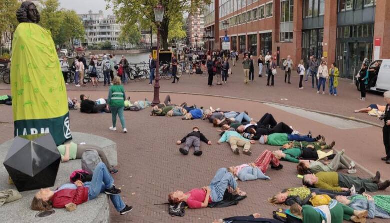 Aktywiści Extinction Rebellion Amsterdam będą protestować w Amsterdamie. Padają na ziemię i udają martwych