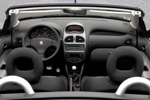 Fot. Peugeot: Deska rozdzielcza Peugeota podobna do tej z hatchbacka 206.