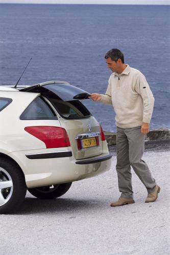Fot. Peugeot: Do bagażnika można się dostać, podnosząc tylną pokrywę lub tylko szybę.