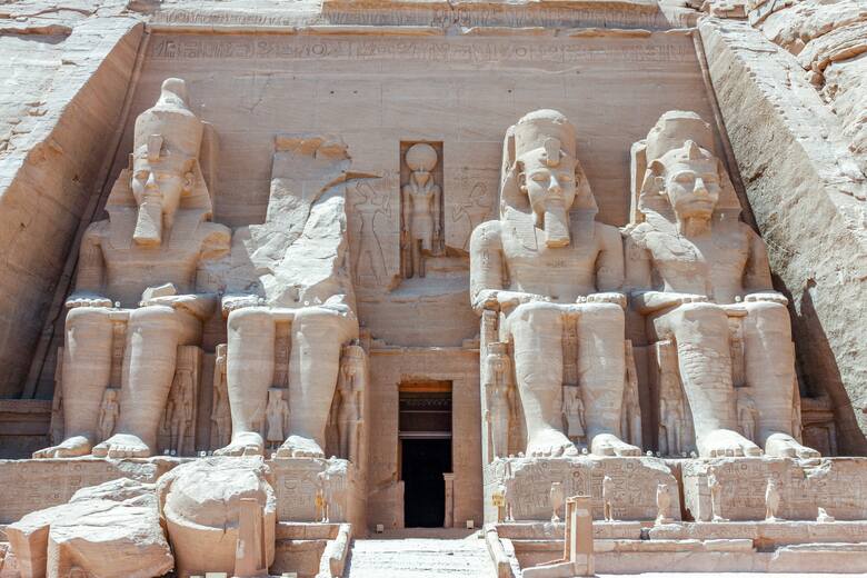 Skalna świątynia Ramzesa II i królowej Nefertari w Abu Simbel także została pocięta na bloki i przeniesiona wyżej, by nie zalały jej wody Jeziora Nasera.