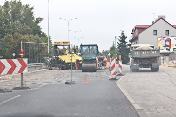 Łatanie asfaltu na ul. Łagiewnickiej spowodowało, że samochody musiały jeździć wczoraj... chodnikiem. 