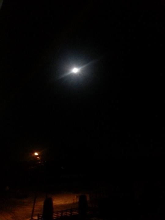 Zaćmienie Księżyca, pełnia śnieżnego Księżyca i kometa przelatująca obok Ziemi. Dzisiejsza noc obfitowała w mnóstwo cudów na niebie! Oglądaliście pełnię