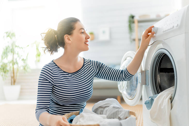 Kobieta robi pranie
