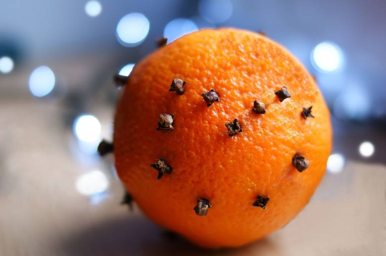 Jeśli lubisz zapach świąt, używaj przez cały sezon pomarańczy nakłutych goździkami do wystroju i ładnego zapachu w domu.